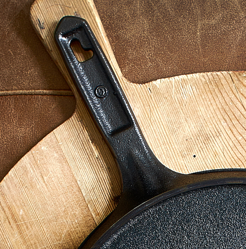 https://www.fbgcastiron.com/cdn/shop/files/No12Skillet_BottomHandle_Leo_840x849_24d8ec2e-e1c5-467c-8e3c-f1a8aea73627_900x.jpg?v=1694723616